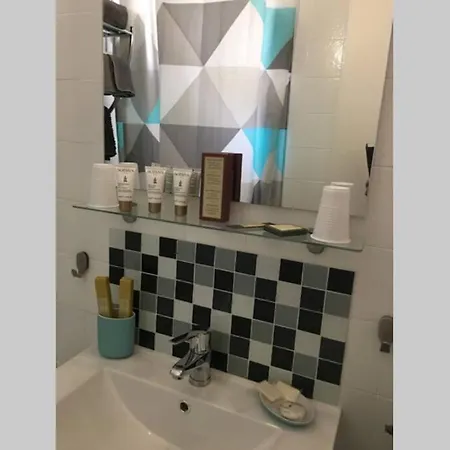 Апартаменты Petite Studette Centre Ville Toute Equipee Йер